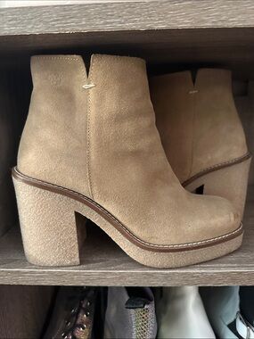 Women’s Suede Yokono made in Spain Ankle Bootie in Tan, zip-up, Gum-sole 39EU